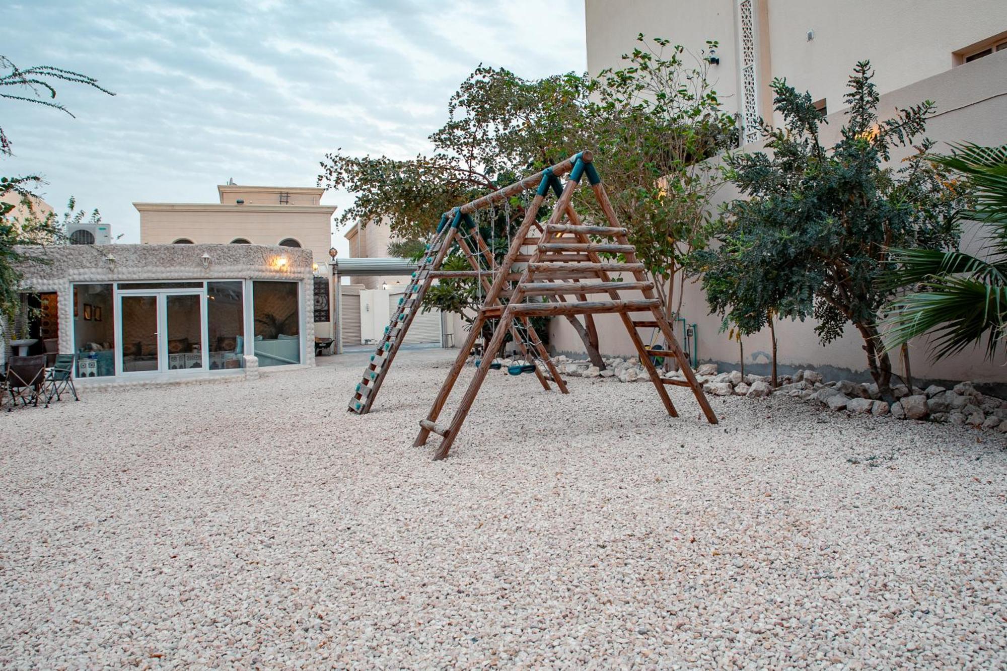 Elegant Garden Stay With 2 Living Areas, 2 Bedrooms, 1 Full And 1 Half Bath For 6 Guests Umm Al Amad Exterior photo